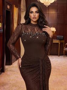Glamrae فستان رسمي مقاس كبير بياقة وهمية من الدانتيل المتباين مع تصميم جانبي منسدل - قهوة بني - مشاهدة 3