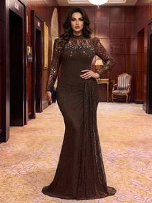 Glamrae فستان رسمي مقاس كبير بياقة وهمية من الدانتيل المتباين مع تصميم جانبي منسدل - قهوة بني - مشاهدة 2