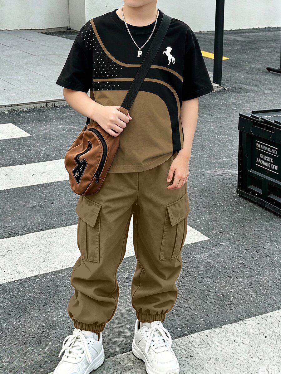 SHEIN 2件組 青少年男孩條紋與波點馬標誌印花黑棕對比色百搭時尚舒適圓領短袖T恤與黑色收口工裝褲套裝,適合四季穿著 - 彩色 - 查看 1