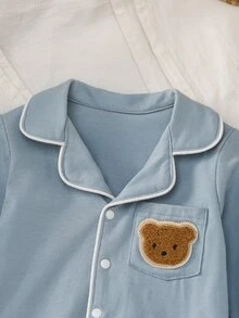 Souflis Souflis 1件裝男嬰新生兒棉混紡藍色連身衣，胸前口袋、精緻熊刺繡貼布、對比色飾邊領口、長袖長褲爬行居家服 - 彩色 - 查看 4