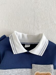 SHEIN Playful Pals 2件組男嬰 Polo 運動衫套裝，可愛學院風，海軍藍灰色熊貼布拼色，長袖 Polo 領輕便戶外秋季毛衣，節日口袋款 - 灰色 - 查看 6