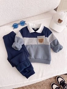 SHEIN Playful Pals 2件組男嬰 Polo 運動衫套裝，可愛學院風，海軍藍灰色熊貼布拼色，長袖 Polo 領輕便戶外秋季毛衣，節日口袋款 - 灰色 - 查看 5