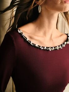 MOTF PREMIUM KAOS RAJUT PENDEK LENGAN PANJANG LEHER BULAT BERHIAS MANIK-MANIK BUATAN TANGAN UNTUK WANITA DALAM WARNA KASTANYE, LAPISAN PENDEK, DAN POTONGAN RENDAH, UNTUK PERJALANAN KERJA/KELUARGA, ELEGAN, DAN RAMAH KULIT, WARNA KASTANYE. - Merah tua - View 1