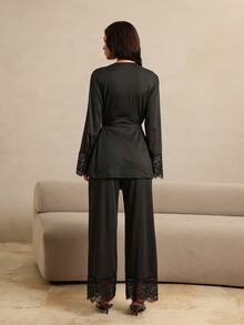 SHEIN Conjunto de ropa de estar en casa casual para uso diario con top de manga larga y pantalones con patchwork de encaje para mujer - Negro - Ver 2