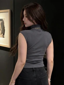 Dazy Plus 純色半高領短袖休閒T恤，春夏初秋新款 - 深灰色 - 查看 2