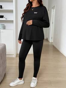 SHEIN طقم من قطعتين تي شيرت بأكمام طويلة مطبوع بنمط فيونكة مع بنطال ليقنز بوظيفة الرضاعة للخريف - الأسود - مشاهدة 6