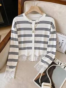 SHEIN LUNE Atasan Plus Motif Garis-Garis dengan Hiasan Renda dan Bahu Jatuh - Putih - View 7
