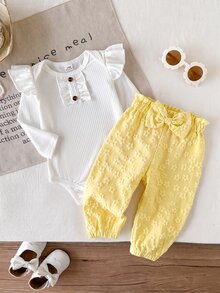 SHEIN Vintaside Kids 2件組女嬰連身衣+長褲套裝，甜美可愛白色黃色羅紋蝴蝶結花卉提花豹紋長袖圓領，生日派對秋季假期穿搭 - 黃色 - 查看 1