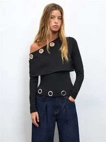 Nöista Womenswear Long Sleeve Top With Cold Shoulder Fitting And Big Aylets Detail On Top And Hem, Perfect Top For Going Out And Party In Fall Winter Season. - Black - View 4