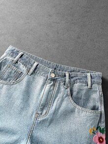 ROMWE MEN Street Life Celana Jeans Denim Pria Kasual dengan Motif Bunga Bordir dan Warna Washed - Biru - View 3