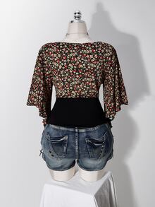 SHEIN ICON 女款大尺碼復古波希米亞風性感千禧Y2K度假風紅色碎花拼接黑色荷葉邊短袖V領T恤海灘夏季 - 黑色 - 查看 2