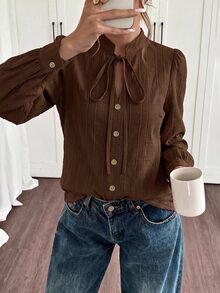 Yunfilé 女款春夏秋冬白色紋理提花布料小立領V領寬鬆長袖襯衫，優雅專業辦公穿搭，適合正式會議與場合，返校季、教師節，秋季新必備時尚單品，小眾設計，百搭長袖襯衫 - 咖啡棕 - 查看 3