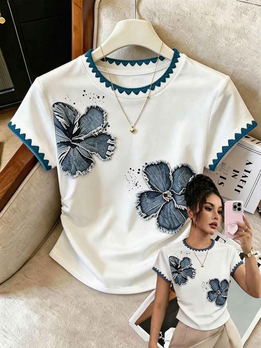 SHEIN Franclia 女款T恤,夏季新品,藝術花卉印花圖案,貝殼飾領口與袖口,刺繡工藝,日常穿著,修身設計,圖案款,白色配藍花,通勤 - 彩色 - 查看 1