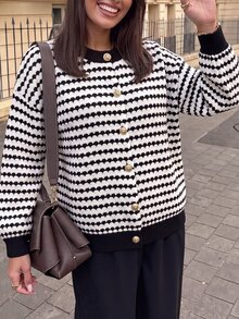 SHEIN 寬鬆版型百搭圓領撞色條紋針織開襟衫 辦公室早午餐穿搭 黑白配色 秋季法式優雅風 - 黑與白 - 查看 4