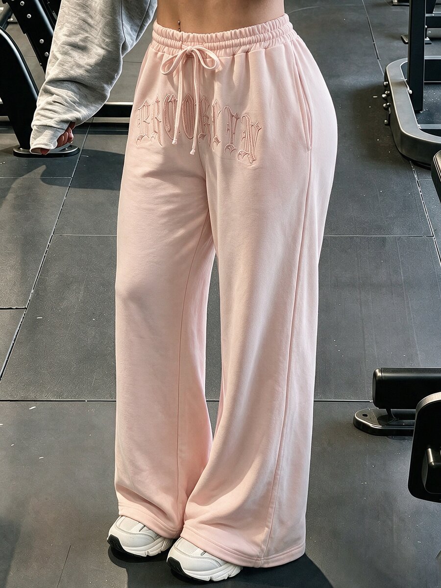 SHEIN EZwear بنطلون رياضي نسائي وردي فاتح بتطريز وتطبيقات مطرزة وخصر مطاطي برباط واسع الساق بطول الأرض للاستخدام اليومي والسفر والمطار والصيف والملابس الرياضية - وردي - مشاهدة 1