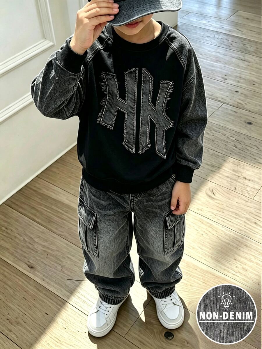 2件組小男孩時尚簡約舒適圓領衛衣與工裝褲套裝,簡約酷感英文字母滿版印花設計,適合假期派對聚會休閒舒適,小男孩春夏秋冬首選時尚休閒穿搭,春夏秋冬街頭風,休閒套裝,返校派對 - 黑色 - 查看 1