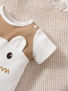 SHEIN طقم جمبسوت من قطعتين للمواليد الجدد بتصميم محبوك مضلع، رومبر بأكمام قصيرة مع رسمة دب كرتونية لطيفة وتصميم باتشوورك، مع قبعة بيني بأذنين جميلة، ملابس يومية - أبيض - مشاهدة 7