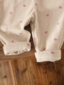 SHEIN Vintaside Kids 女嬰燈芯絨吊帶褲套裝，加厚保暖愛心刺繡吊帶褲 + 保暖磨毛針織內搭，2件套，新款可愛女嬰服飾 - 杏色 - 查看 4