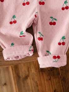 SHEIN Vintaside Kids 2件組女嬰幼兒上衣吊帶褲，可愛白色粉紅櫻桃印花羅紋燈芯絨長袖荷葉袖圓領秋季假期連身裙毛衣 - 粉色 - 查看 3