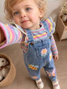 SHEIN Vintaside Kids 2件組女嬰春秋彩虹條紋丹寧藍甜美俏皮風荷葉邊長袖內搭上衣＋花朵蜜蜂蝴蝶印花丹寧吊帶褲套裝，寬鬆直筒褲管，適合日常外出、戶外玩耍、生日派對、拍照攝影、家庭聚會 - 彩色 - 查看 4