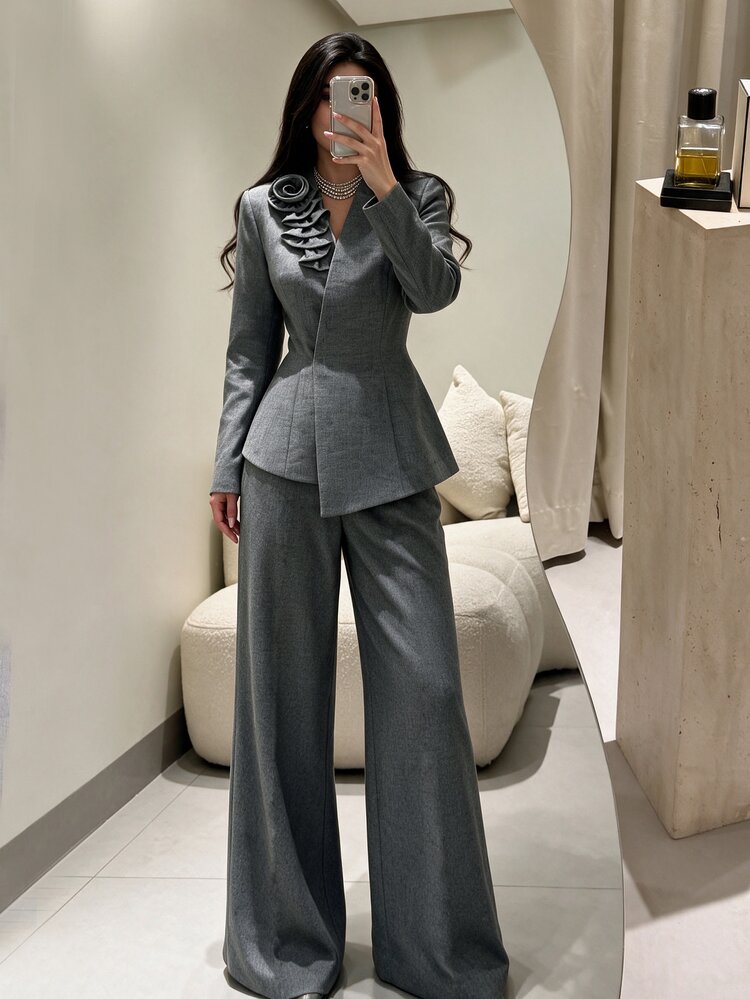 Modelyn 女款 3D 花朵裝飾裹身西裝兩件套，不對稱荷葉邊上衣與高腰寬腿褲，靜奢風秋季辦公室婚禮賓客正式穿搭 - 灰色 - 查看 3