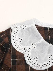SHEIN Tween女孩秋冬刺繡蕾絲領梭織格紋拼接娃娃洋裝 寬鬆長袖復古學院休閒風 棕色 - 棕色 - 查看 4