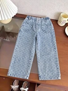 SHEIN Genkimix Kids 女童牛仔長褲，全新四季休閒可愛風，復古淺藍色，彈性腰頭搭配兩側愛心造型貼布口袋，結合白色波點印花與雪洗效果，寬鬆直筒寬腿版型，柔軟舒適面料，時尚百搭，適合日常穿著、聚會、外出等多種場合 - 淺色水洗藍 - 查看 9