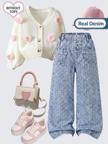 SHEIN Genkimix Kids 女童牛仔長褲，全新四季休閒可愛風，復古淺藍色，彈性腰頭搭配兩側愛心造型貼布口袋，結合白色波點印花與雪洗效果，寬鬆直筒寬腿版型，柔軟舒適面料，時尚百搭，適合日常穿著、聚會、外出等多種場合 - 淺色水洗藍 - 查看 4