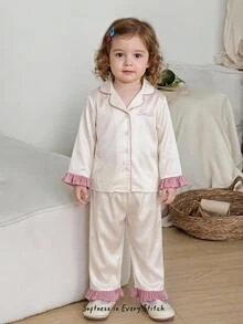 SHEIN 女嬰秋冬緞面杏色與粉色拼接甜美極簡刺繡圖案翻領鈕扣裝飾荷葉邊長袖舒適親膚針織睡衣套裝 2件組，冬季萬聖節聖誕節秋季穿搭 - 杏色 - 查看 1