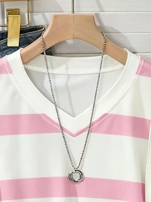 SHEIN Sparklyn Tween女孩 DT-TX2504--S V領對比色長袖T恤 180g牛奶絲休閒穿搭舒適日常秋季校園粉色與白色條紋 - 彩色 - 查看 4