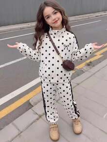 SHEIN Elladie kids 女童波點兩件套，白色底色配黑色波點印花，拉鍊開襟外套左側飾有黑色蝴蝶結印花，長褲配同款波點印花與鬆緊收口褲腳，袖口與褲腿飾有織帶飾邊，適合日常上學、社區散步、戶外出遊、購物與旅行 - 黑與白 - 查看 5