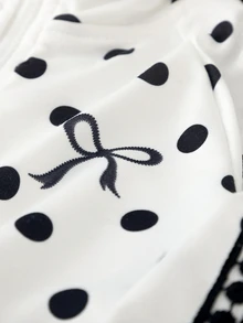 SHEIN Elladie kids 女童波點兩件套，白色底色配黑色波點印花，拉鍊開襟外套左側飾有黑色蝴蝶結印花，長褲配同款波點印花與鬆緊收口褲腳，袖口與褲腿飾有織帶飾邊，適合日常上學、社區散步、戶外出遊、購物與旅行 - 黑與白 - 查看 7