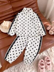 SHEIN Elladie kids 女童波點兩件套，白色底色配黑色波點印花，拉鍊開襟外套左側飾有黑色蝴蝶結印花，長褲配同款波點印花與鬆緊收口褲腳，袖口與褲腿飾有織帶飾邊，適合日常上學、社區散步、戶外出遊、購物與旅行 - 黑與白 - 查看 4