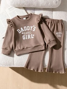 SHEIN Souflis 2件組 幼兒女嬰可愛甜美棕色字母愛心圓領長袖衛衣與喇叭褲套裝，荷葉邊設計，羅紋面料，適合戶外秋季萬聖節穿著 - 棕色 - 查看 12