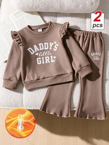 SHEIN Souflis 2件組 幼兒女嬰可愛甜美棕色字母愛心圓領長袖衛衣與喇叭褲套裝，荷葉邊設計，羅紋面料，適合戶外秋季萬聖節穿著 - 棕色 - 查看 4