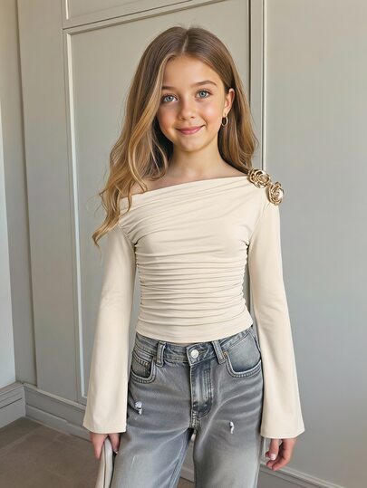 SHEIN Elegantes cremefarbenes einfarbiges T-Shirt für Tween-Mädchen mit Metallblumen-Dekor, asymmetrischer Schulter, Glockenärmeln und langen Ärmeln für elegante Partys