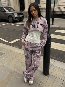 SHEIN 3件組女孩迷彩運動運動衫上衣與背心套裝，搭配迷彩休閒錐形長褲，四季穿著，秋季服飾，秋季，返校，學校 - 粉色 - 查看 5