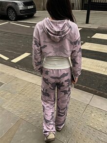 SHEIN 3件組女孩迷彩運動運動衫上衣與背心套裝，搭配迷彩休閒錐形長褲，四季穿著，秋季服飾，秋季，返校，學校 - 粉色 - 查看 2