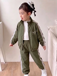 SHEIN Genkimix Kids 2件組女童 2025 春/秋新款 防風布料蝴蝶結刺繡休閒時尚愛心編織帶裝飾立領拉鍊夾克與休閒長褲 可愛甜美套裝 - 綠色 - 查看 3