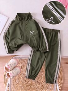 SHEIN Genkimix Kids 2件組女童 2025 春/秋新款 防風布料蝴蝶結刺繡休閒時尚愛心編織帶裝飾立領拉鍊夾克與休閒長褲 可愛甜美套裝 - 綠色 - 查看 4