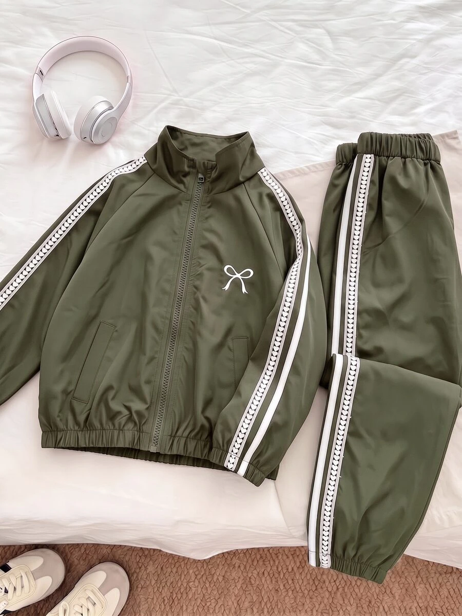 SHEIN Genkimix Kids 2件組女童 2025 春/秋新款 防風布料蝴蝶結刺繡休閒時尚愛心編織帶裝飾立領拉鍊夾克與休閒長褲 可愛甜美套裝 - 綠色 - 查看 1