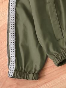 SHEIN Genkimix Kids 2件組女童 2025 春/秋新款 防風布料蝴蝶結刺繡休閒時尚愛心編織帶裝飾立領拉鍊夾克與休閒長褲 可愛甜美套裝 - 綠色 - 查看 7