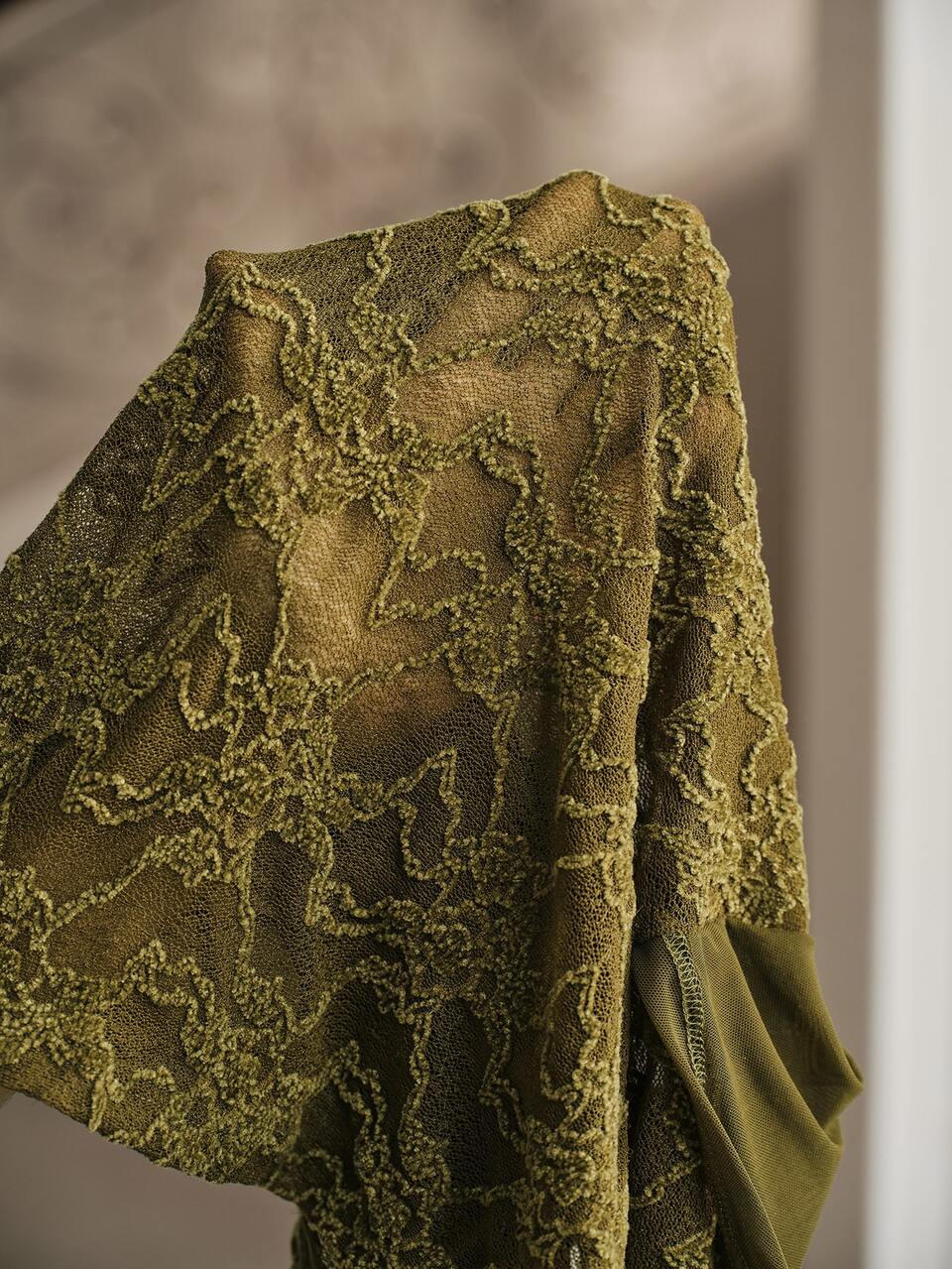 Green Twist V-Neck Mesh Lace Fitted Top, Suitable For Dates, Shopping, Parties, And Everyday Wear.