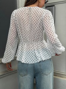 Lucivie 女款優雅休閒法式度假風白黑波點雪紡深V領層次荷葉邊泡泡袖不規則下擺襯衫 - 白色 - 查看 2