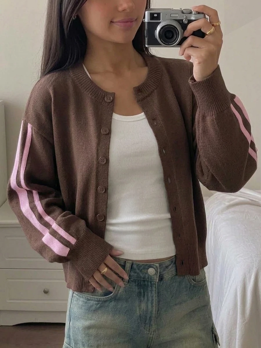SHEIN كنزة كارديجان محبوكة قصيرة للبنات المراهقات بلون بني سادة مع شريط وردي، بياقة دائرية وأكمام طويلة - بني - مشاهدة 1
