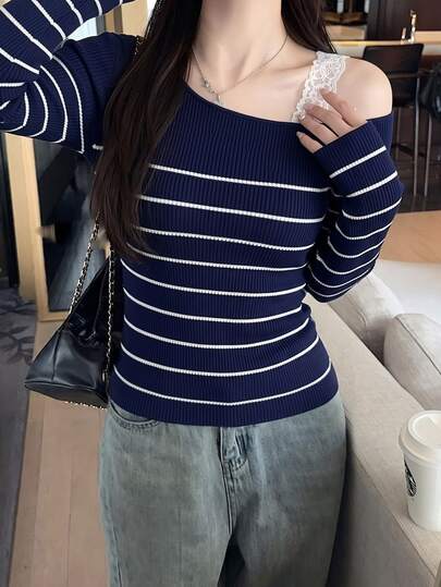 Tideelle كنزة صوفية محبوكة بتصميم غير متماثل مع ربطة على الكتف، بلون أزرق داكن مع خطوط متباينة وحافة دانتيل، بأسلوب حلو وحار، للنساء الشابات، النساء العاملات، النساء الصغيرات، للمواعدة، العشاء، زيارة المتجر، الخروج اليومي، الرحلات القصيرة، بقصة ضيقة ومحبوكة مضلعة، تفاصيل ربطة كتف غير متماثلة دقيقة، تصميم محبوك شبابي وممشوق