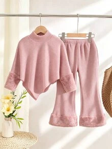 SHEIN Playful Pals طقم للفتيات الصغيرات، بلوزة علوية غير متماثلة بتصميم مبتكر مع ياقة عالية باللون الوردي العميق منسوجة بأضلاع وتفاصيل رقعات من الفليس القطبي، لأسلوب جديد للخريف/الشتاء - وردي - مشاهدة 3
