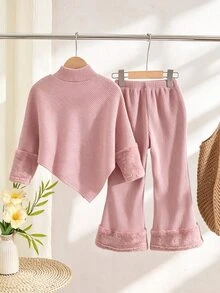SHEIN Playful Pals طقم للفتيات الصغيرات، بلوزة علوية غير متماثلة بتصميم مبتكر مع ياقة عالية باللون الوردي العميق منسوجة بأضلاع وتفاصيل رقعات من الفليس القطبي، لأسلوب جديد للخريف/الشتاء - وردي - مشاهدة 2