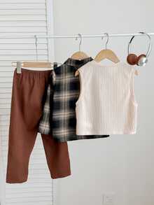 SHEIN Conjunto de 3 piezas para niño joven con camiseta sin mangas de oso de dibujos animados, camisa blanca de manga larga y pantalones casuales, estilo lindo, versátil y casual, adecuado para fiesta de cumpleaños, rave, fiesta nocturna, actuación y boda - Caqui - Ver 4