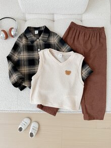 SHEIN Conjunto de 3 piezas para niño joven con camiseta sin mangas de oso de dibujos animados, camisa blanca de manga larga y pantalones casuales, estilo lindo, versátil y casual, adecuado para fiesta de cumpleaños, rave, fiesta nocturna, actuación y boda - Caqui - Ver 2